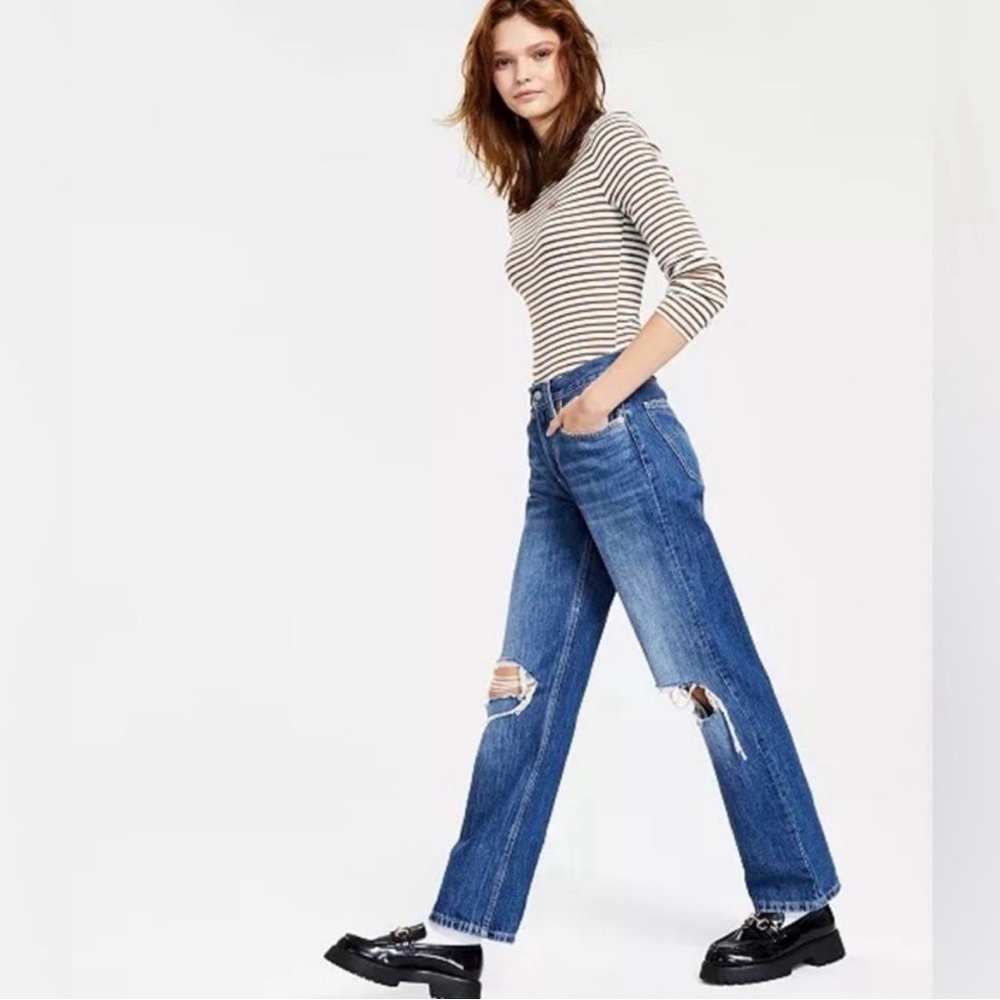 Levi’s low Pro Mid-Rise 90’s-Inspired Straight Leg Distressed Jeans Size: 28